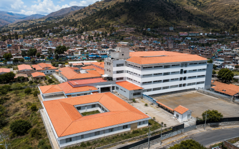 Autoridades participando en actividades de infraestructura sanitaria en Haquira y Andahuaylas.