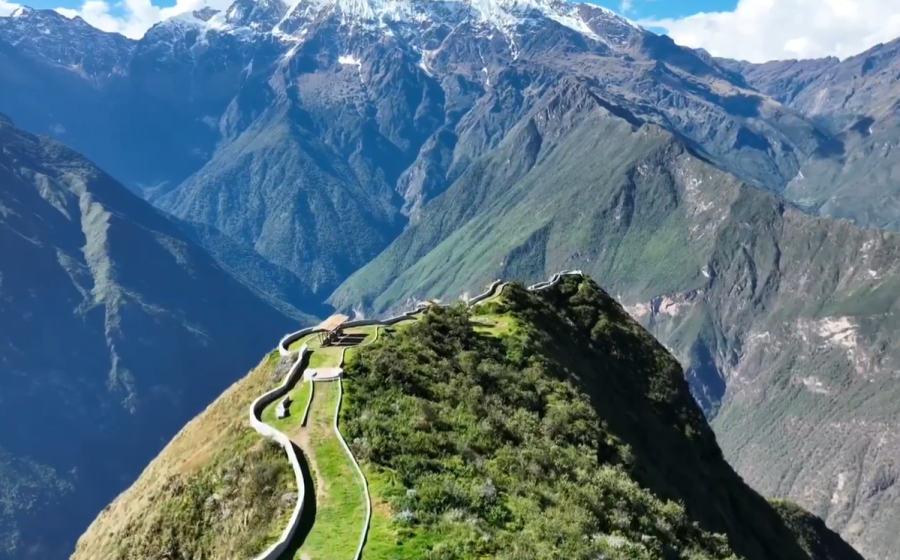 Mirador turístico de Huayhuacalle conocido como la Muralla China Andina en Apurímac.