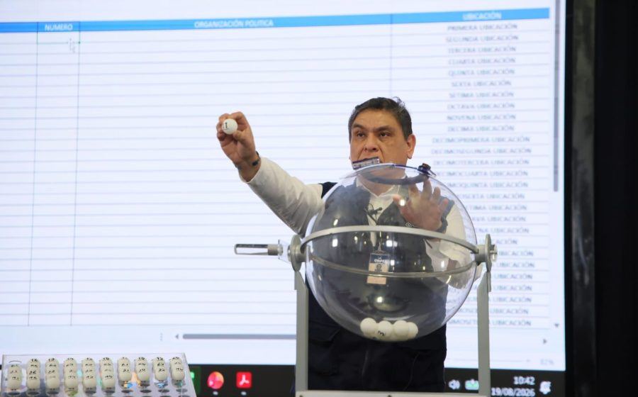 Sorteo de ubicación de organizaciones políticas en cédulas de sufragio de la ONPE. Sorteo de ubicación de organizaciones políticas en cédulas de sufragio de la ONPE.